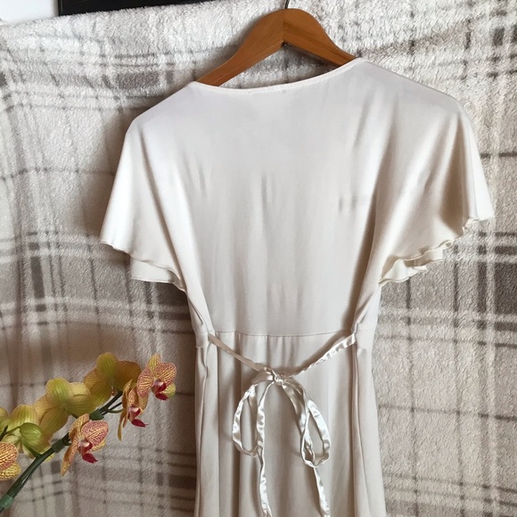 XOXO Cream Blouse - Super Flattering! - Picture 8 of 8